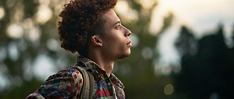 A teenager looking up the sky to illustrate mental health resources for teenagers and children.